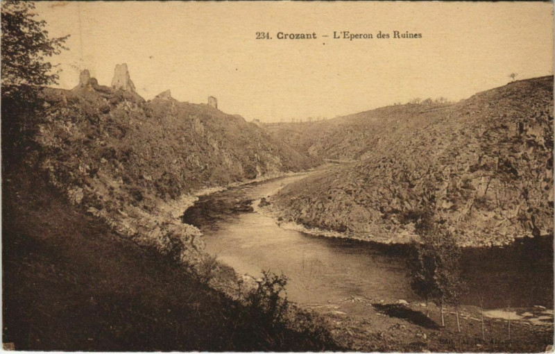 Carte postale ancienne Crozant L'Eperon des Ruines à Crozant