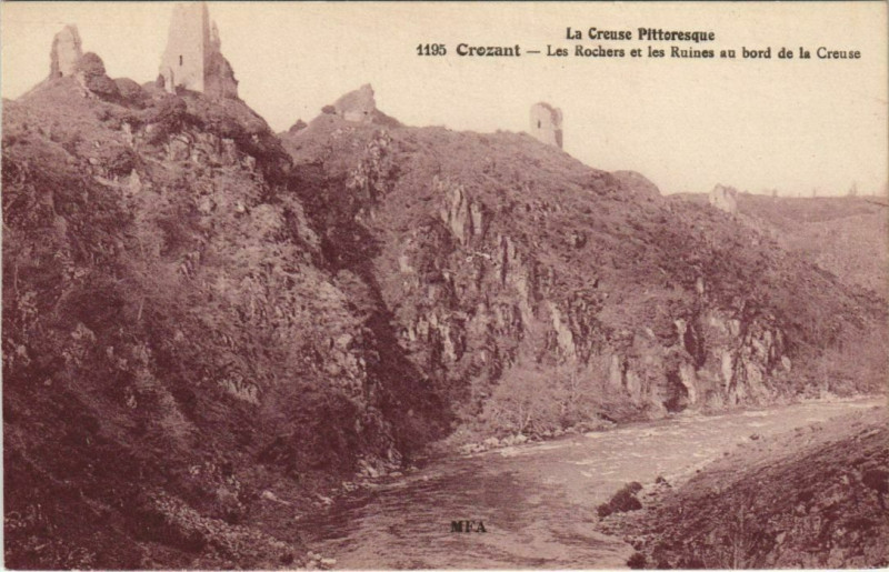 Carte postale ancienne Crozant Les Rochers et les Ruines au Bord de la Creuse à Crozant