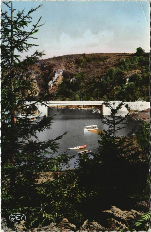 Carte postale ancienne Crozant La Vedette sur la Creuse au Nouveau Pont à Crozant