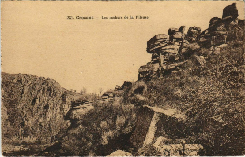 Carte postale ancienne Crozant Les Rochers de la Fileuse à Crozant