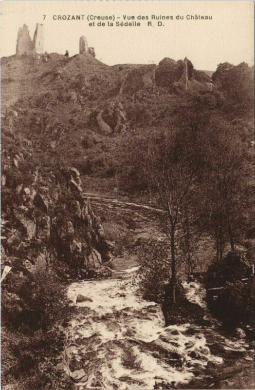 Carte postale ancienne Crozant Vue des Ruines du Chateau et de la Sedelle à Crozant