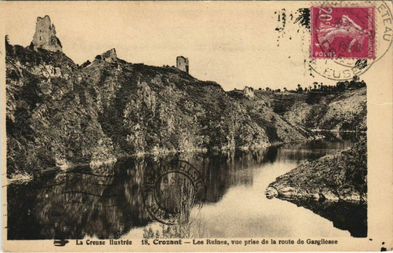 Carte postale ancienne Crozant Les Ruines - Vue prise de la Route de Gargilesse à Crozant