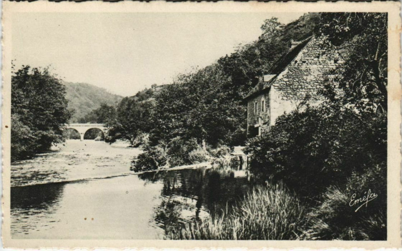Carte postale ancienne Vieux Moulin sur les Bords de la Creuse