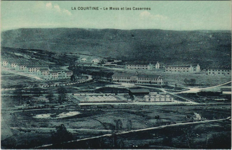 Carte postale ancienne La Courtine Le Mess et les Casernes à La Courtine