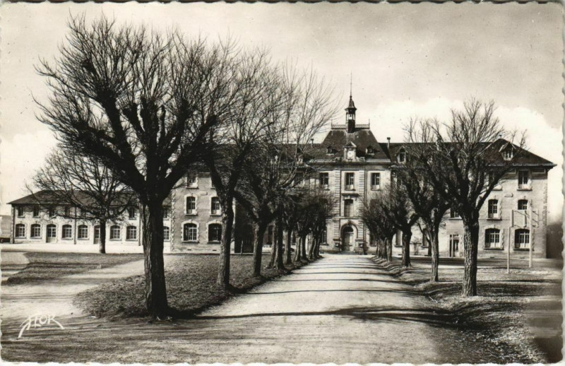 Carte postale ancienne Bourganeuf Le Lycee à Bourganeuf
