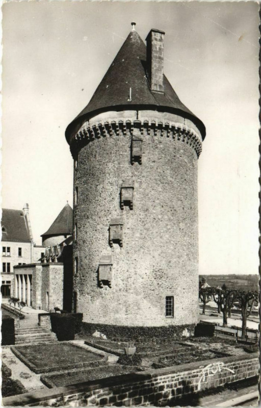 Carte postale ancienne Bourganeuf Tour Tizim à Bourganeuf