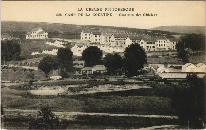 Carte postale ancienne La Courtine Camp de La Courtine - Casernes des Officiers à La Courtine