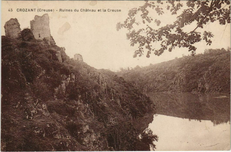 Carte postale ancienne Crozant Ruines du Chateau et la Creuse à Crozant