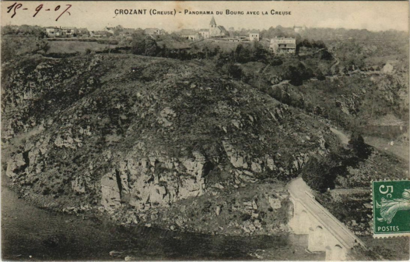 Carte postale ancienne Crozant Panorama du Bourg avec la Creuse à Crozant