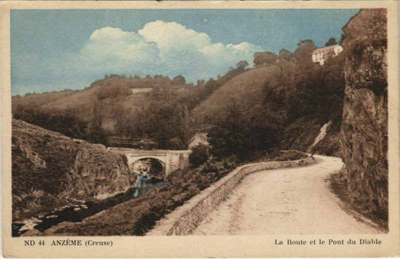Carte postale ancienne Anzeme La Route et le Pont du Diable