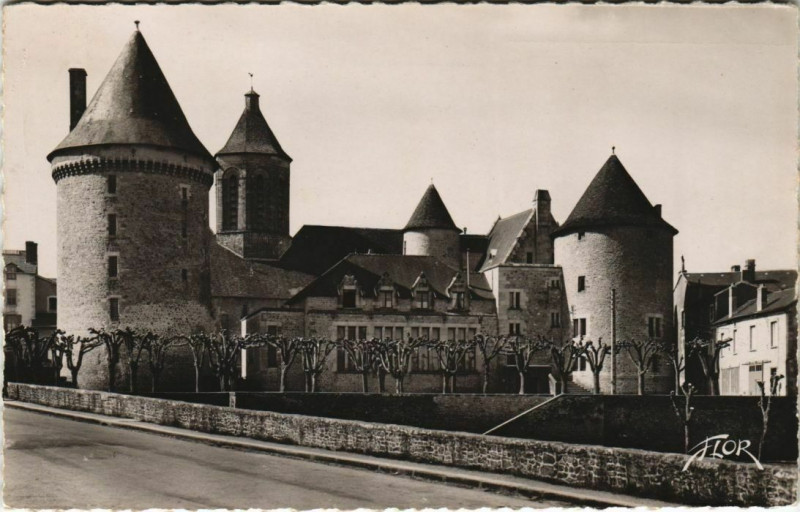 Carte postale ancienne Bourganeuf Le Chateau à Bourganeuf