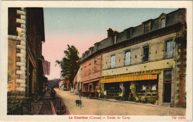 Carte postale ancienne La Courtine Entree du Camp à La Courtine