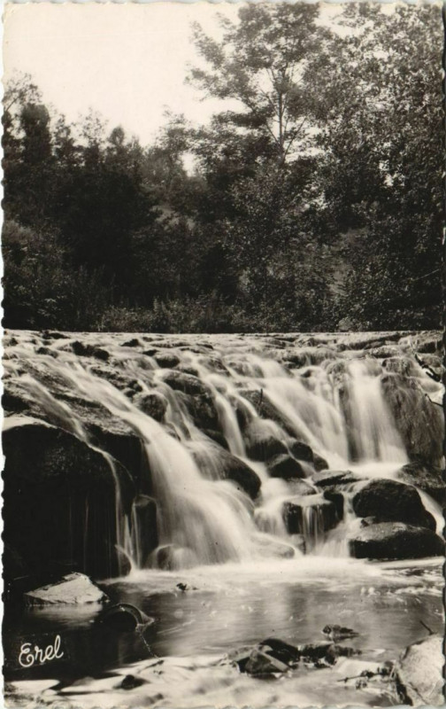 Carte postale ancienne Auzances Vallee de la Noisette - Cascade à Auzances