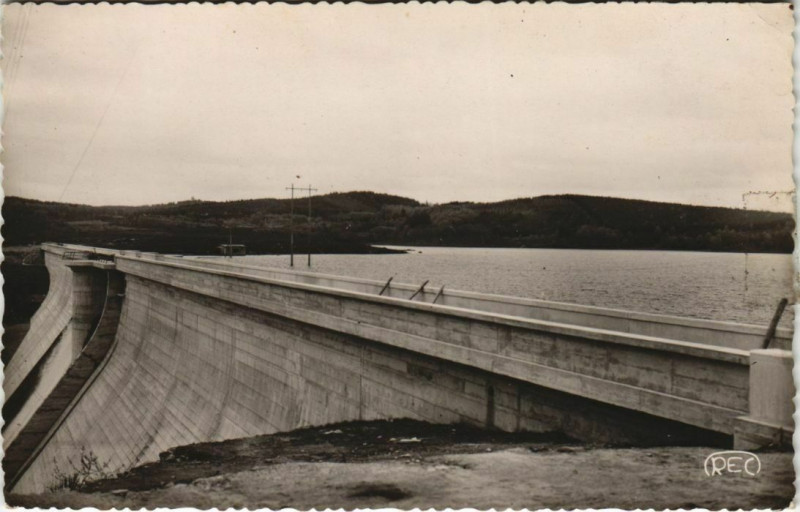 Carte postale ancienne Environs de Bourganeuf - Barrage de Vassiviere a Aufelle à Bourganeuf