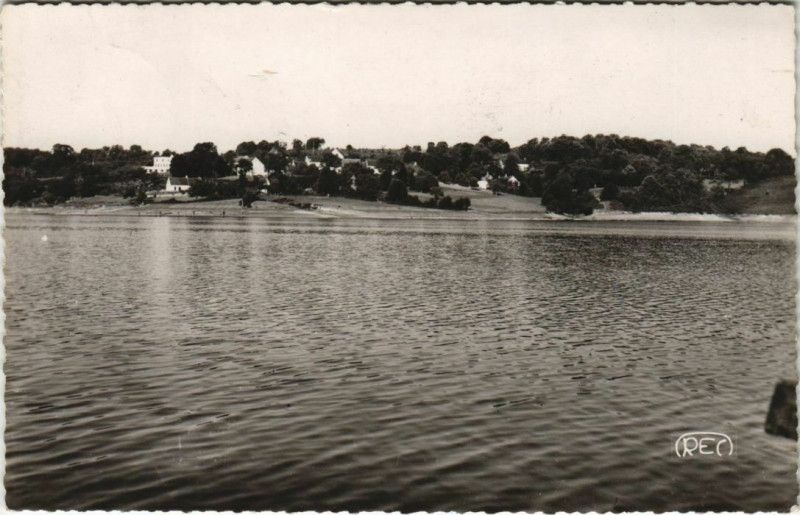 Carte postale ancienne Le Lac d'Eguzon a Chambon