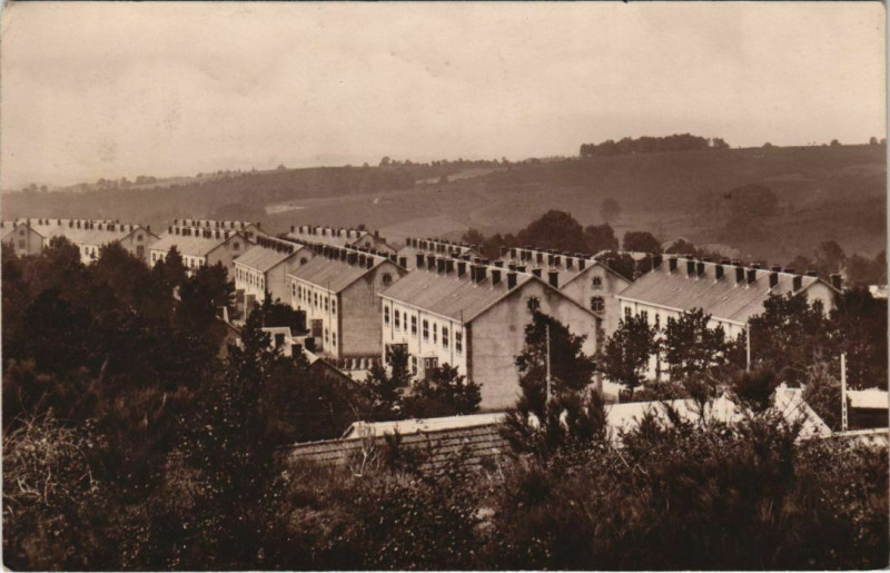 Carte postale ancienne La Courtine Quartier de Laval - Batiments C et D à La Courtine