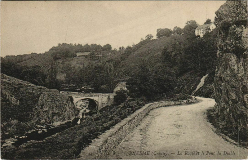Carte postale ancienne Anzeme La Route et le Pont du Diable