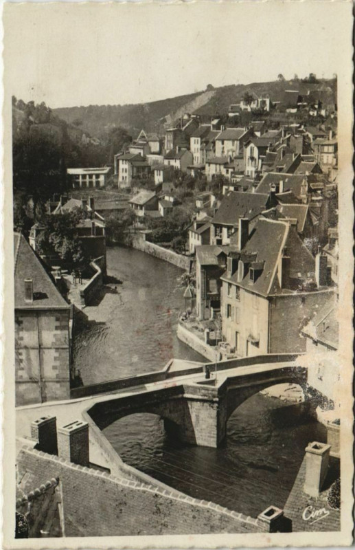 Carte postale ancienne Aubusson Le Vieux Pont de la Terrade à Aubusson