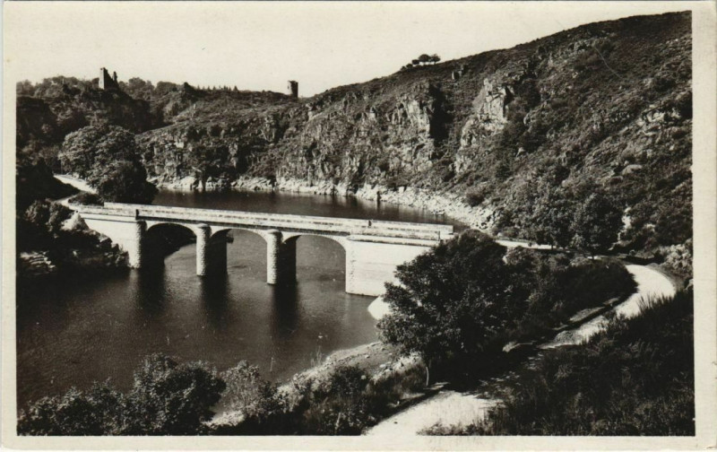 Carte postale ancienne Crozant Pont sur la Creuse à Crozant