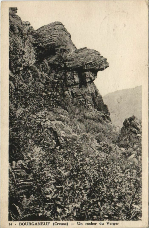 Carte postale ancienne Bourganeuf Un Rocher du Verger à Bourganeuf