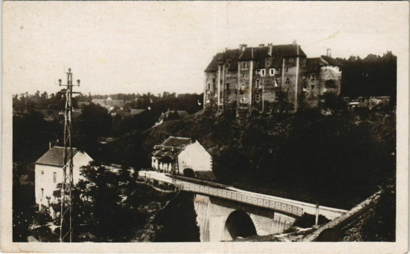 Carte postale ancienne Boussac Pont sur la Petite-Creuset et Ancien Chateau Feodal à Boussac