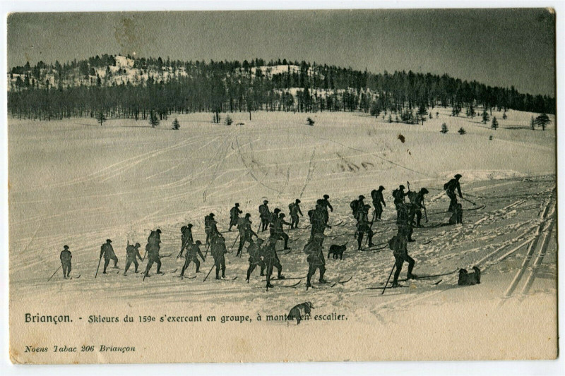 Carte postale ancienne Hautes-Alpes Briançon Skieurs du 159 ème s'exercant en groupe à Briançon