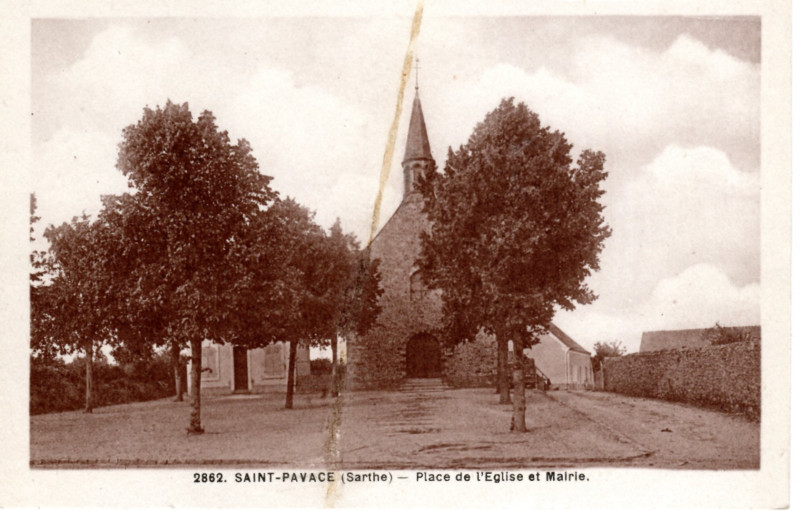 Carte postale ancienne L'Eglise et la mairie à Saint-Pavace