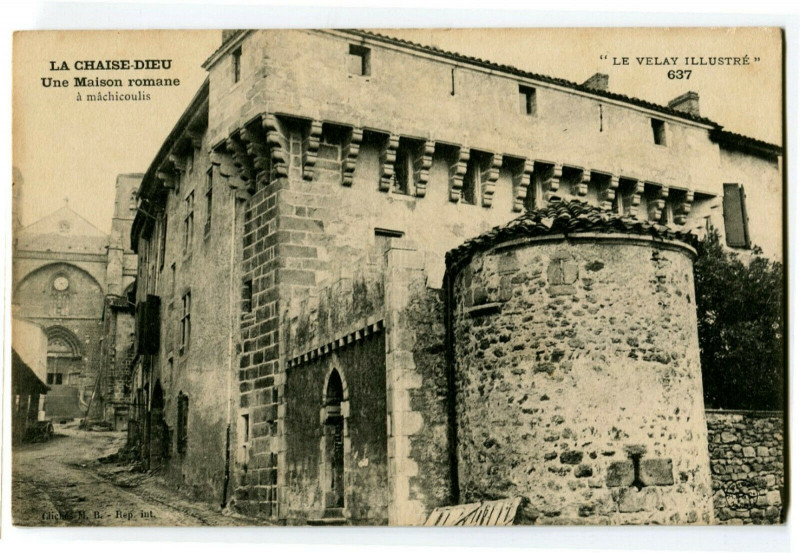 Carte postale ancienne Haute-Loire La chaise-Dieu Une Maison Romane à La Chaise-Dieu