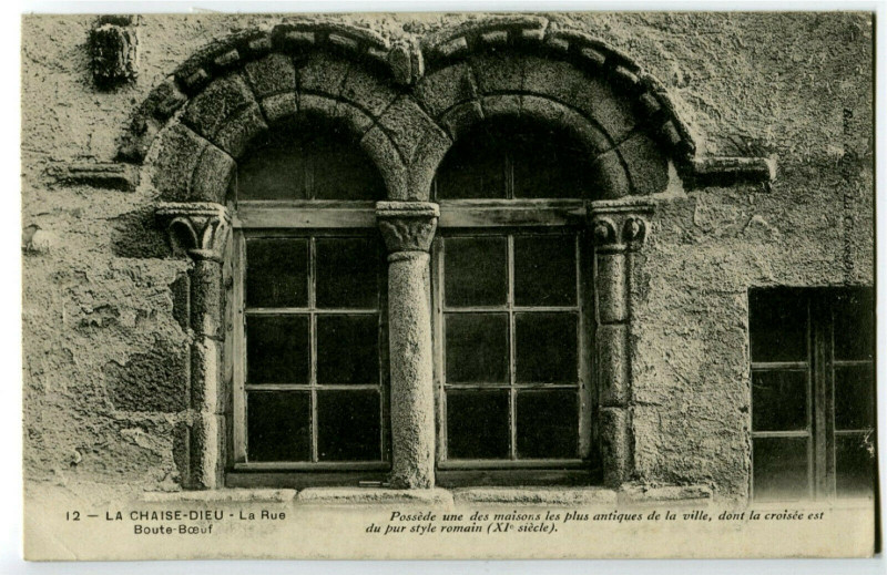 Carte postale ancienne Haute-Loire La Chaise-Dieu La rue Boute-Boeuf Maison Antique de la Ville à La Chaise-Dieu