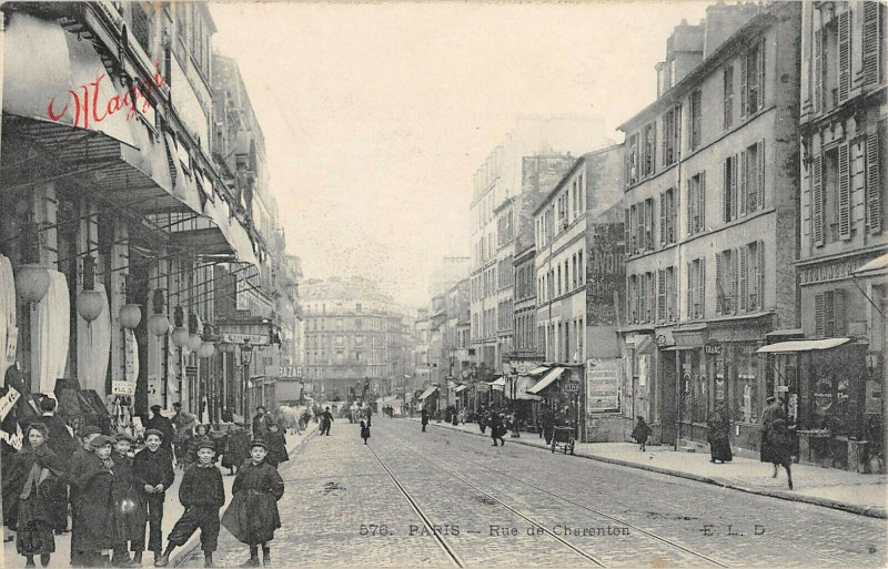 Carte postale ancienne Rue de Charenton à Paris 12e