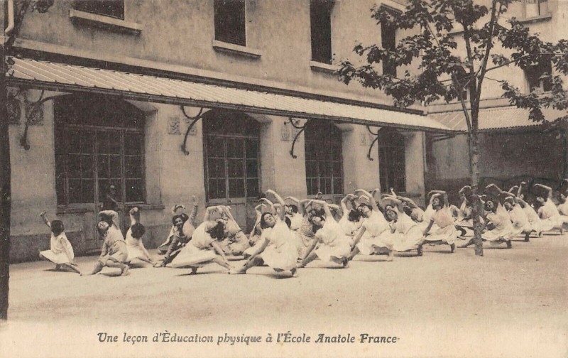 Carte postale ancienne Levallois Perret Une Lecon D'Education Physique A L'Ecole Anatole France à Levallois-Perret