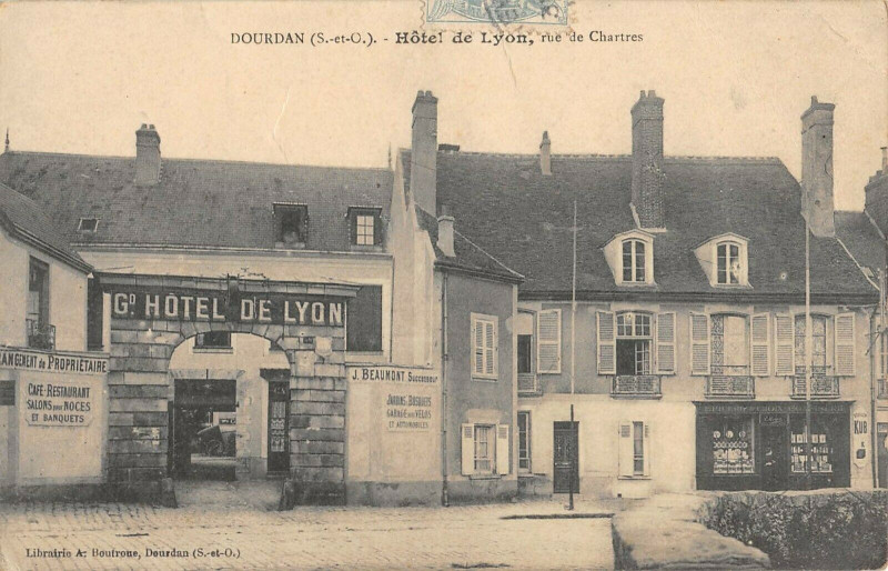 Carte postale ancienne Dourdan Hotel De Lyon Rue De Chartres à Dourdan