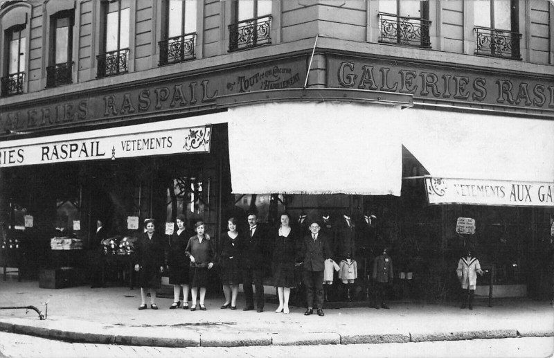 Carte postale ancienne Lyon Carte Photo Des Magasins Galeries Raspail Vetements Avec Les Vendeur à Lyon