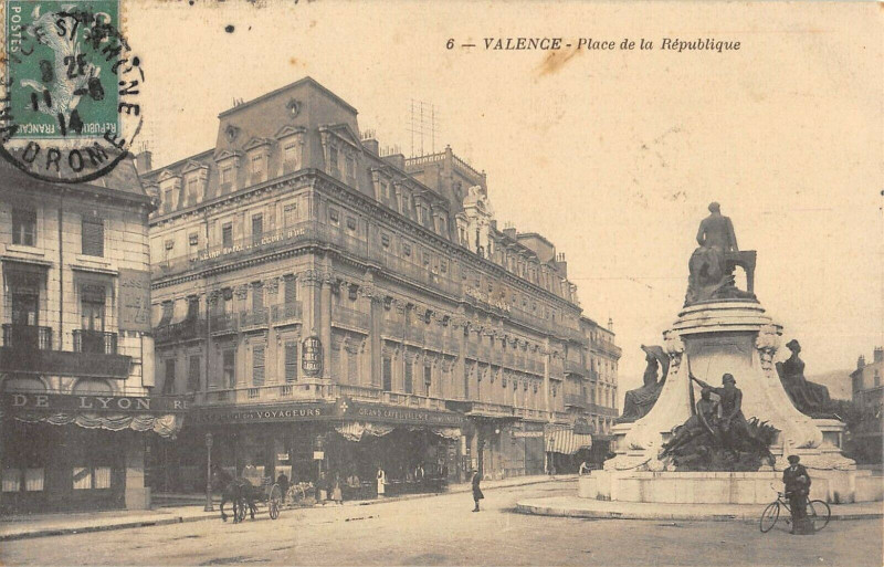 Carte postale ancienne Valence Place De La Republique à Valence
