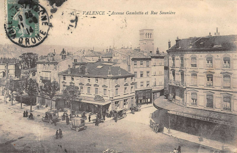 Carte postale ancienne Valence Avenue Gambetta Et Rue Sauniere à Valence