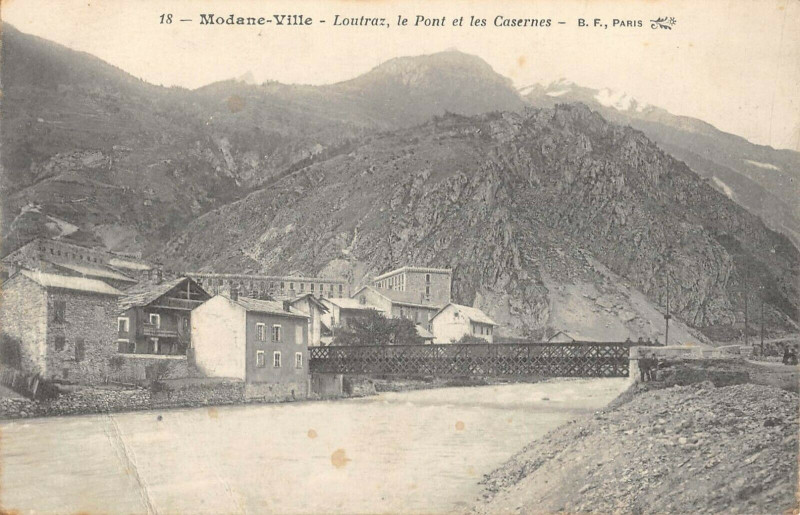 Carte postale ancienne Modane Ville Loutraz Le Pont Et Casernes à Modane