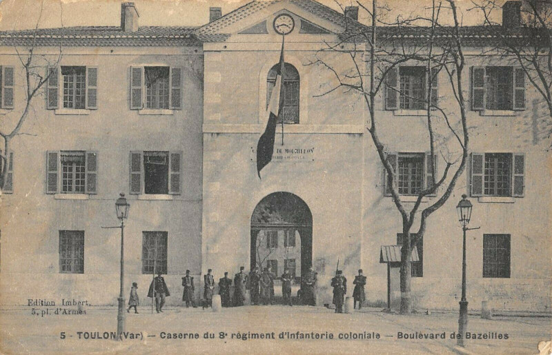 Carte postale ancienne Toulon Caserne Du 8e Regiment D'Infanterie Coloniale Boulevard Bazeilles à Toulon