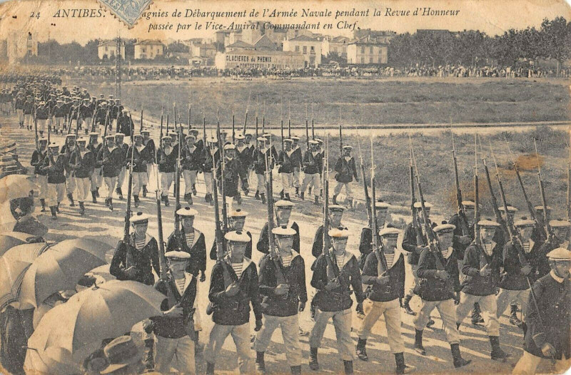 Carte postale ancienne Antibes Cies De Debarquement De L'Armee Navale Revue D'Honneur Passe Par à Antibes