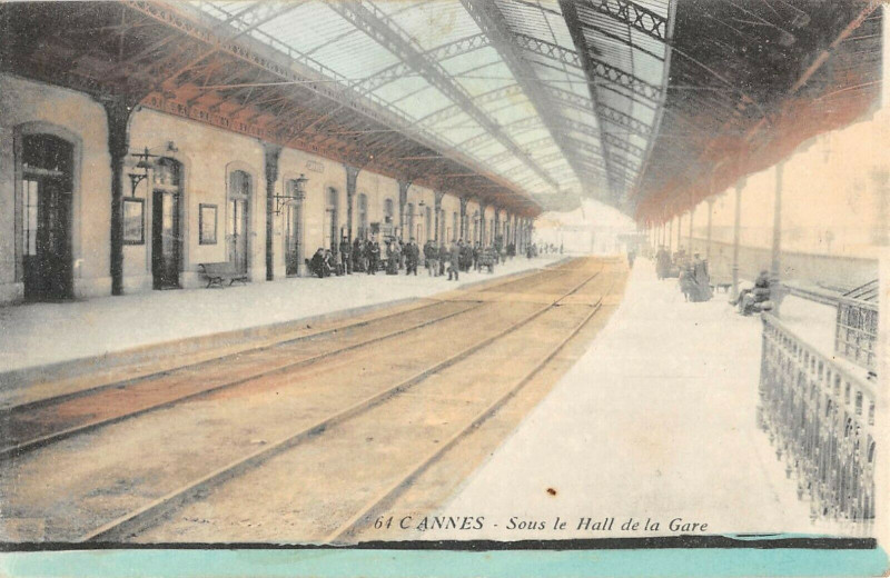 Carte postale ancienne Cannes Sous Le Hall De La Gare à Cannes