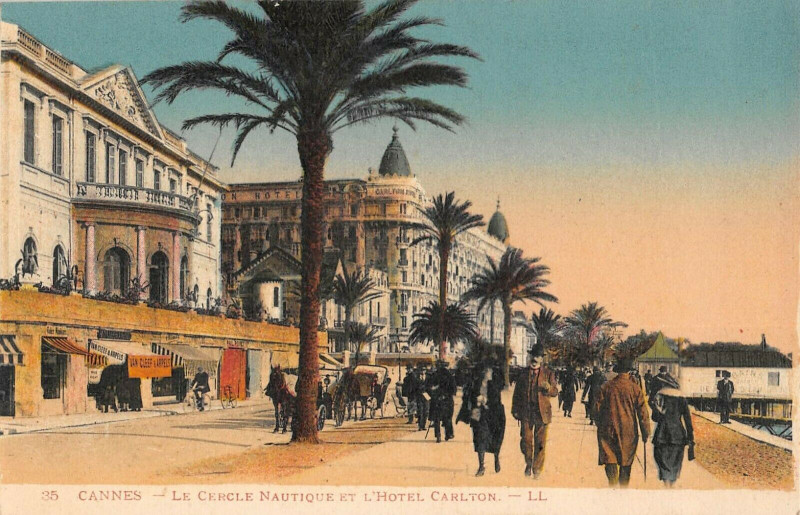 Carte postale ancienne Cannes Le Cercle Nautique Et L'Hotel Carlton à Cannes