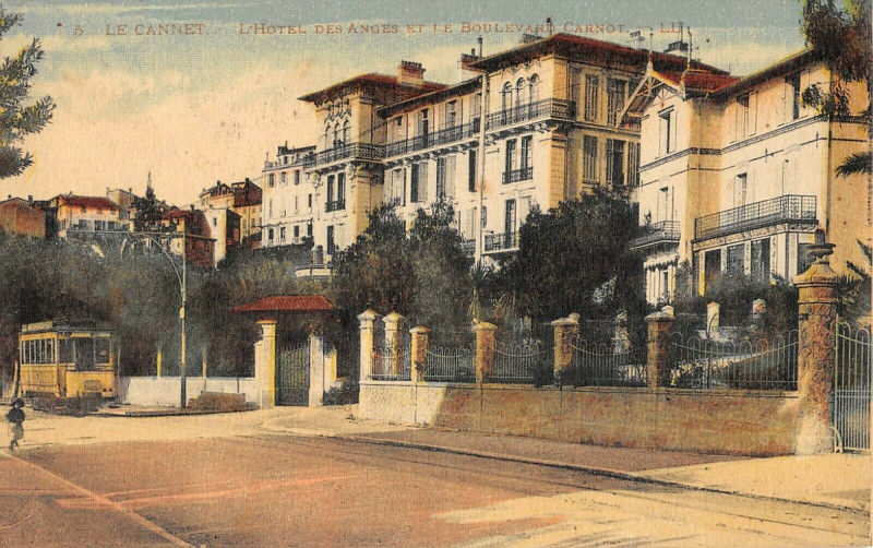 Carte postale ancienne Le Cannet L'Hotel Des Anges Et Le Boulevard Carnot au Cannet