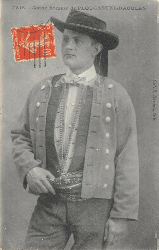 Carte postale ancienne Jeune Homme De Plougastel Daoulas à Daoulas