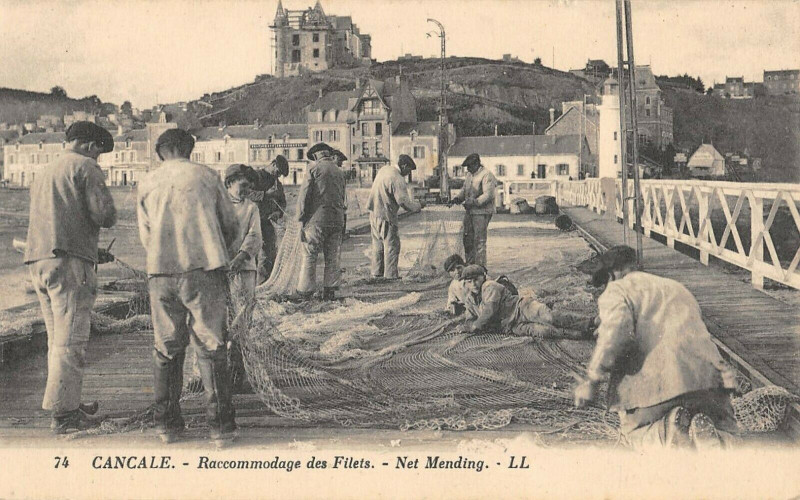 Carte postale ancienne Cancale Raccommodage Des Filets à Cancale