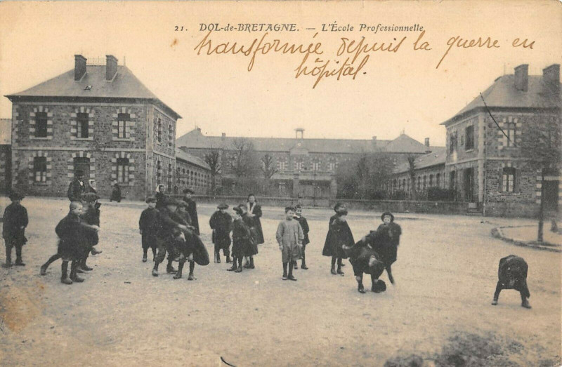 Carte postale ancienne Dol De Bretagne L'Ecole Professionnelle à Dol-de-Bretagne