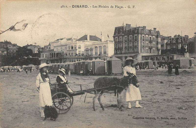 Carte postale ancienne Dinard Les Plaisirs De La Plage à Dinard