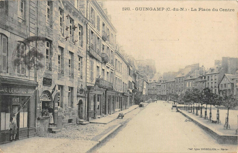 Carte postale ancienne Guingamp La Place Du Centre à Guingamp