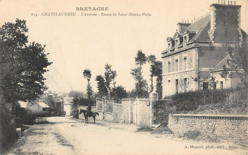 Carte postale ancienne Chatelaudren L'Arrivee Route De Saint Brieuc Plelo à Saint-Brieuc