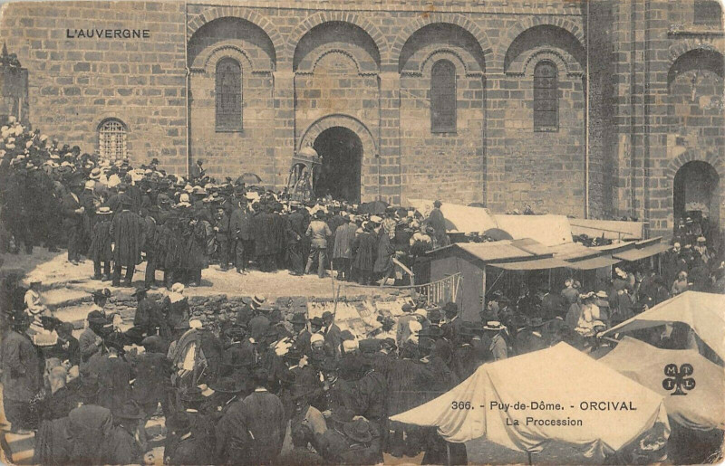 Carte postale ancienne Puy De Dome Orcival La Procession à Orcival