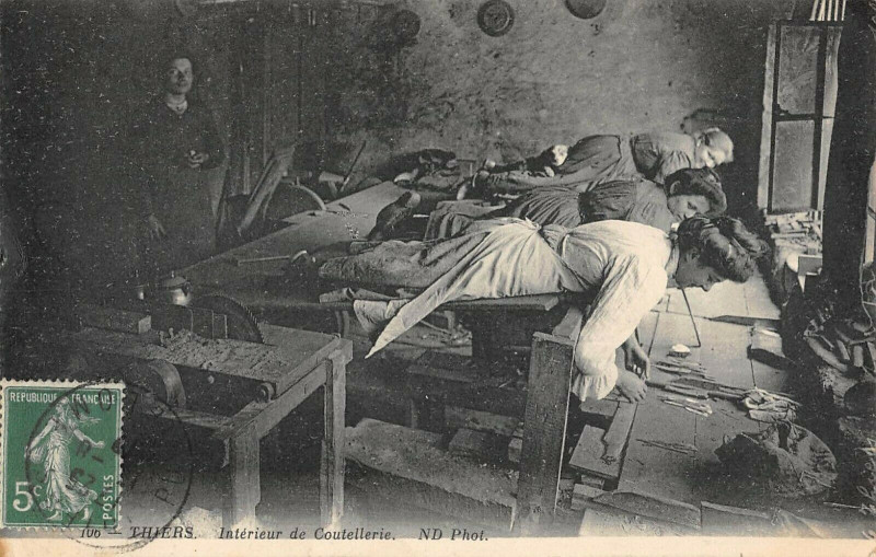 Carte postale ancienne Thiers Interieur De Coutellerie ( Femmes Au Travail à Thiers
