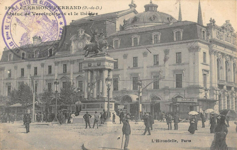 Carte postale ancienne Clermont Ferrand Statue Vercingetorix Et Theatre à Clermont-Ferrand